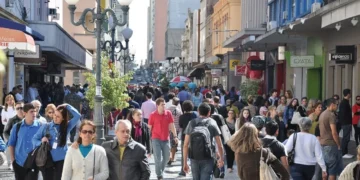 Comércio e Serviços Lideram Criação de Empregos em SC em 2025, Mas Setores Industriais Sentem Desaceleração com Juros Altos