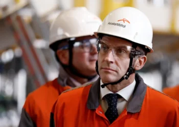 Macron Alerta: Governo Trump é “Antieuropeu” e Visa “Desmembramento” da UE com Ações Contra Big Techs