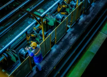 Indústria de Santa Catarina Dispara 3,2% em 2025, Superando a Média Nacional Cinco Vezes e Mostrando Força em Transformação e Metalurgia