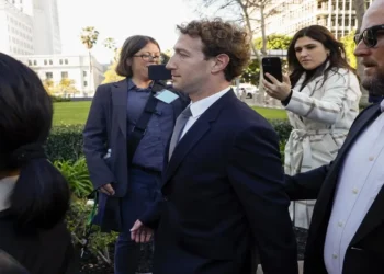 Zuckerberg em Tribunal: CEO da Meta Nega Design de Apps para Viciar Jovens, Mas Admite Metas Passadas de Engajamento