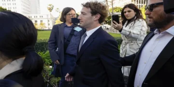 Zuckerberg em Tribunal: CEO da Meta Nega Design de Apps para Viciar Jovens, Mas Admite Metas Passadas de Engajamento