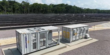 Brasil Avança em Energia Limpa: Fábrica de Megabaterias em SC “Estoca” Vento e Sol para Evitar Apagões