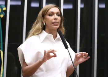 Erika Hilton e o Truque Retórico “Fortaleza e Campo”: Como a Regulamentação de Redes Sociais Virou “Censura” para a Direita