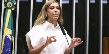 Erika Hilton e o Truque Retórico “Fortaleza e Campo”: Como a Regulamentação de Redes Sociais Virou “Censura” para a Direita