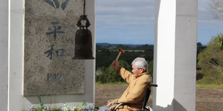 Sino da Paz que Sobreviveu à Bomba Atômica de Nagasaki Encontra Novo Lar e Significado em Cidade Brasileira