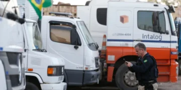 Justiça proíbe bloqueios de caminhoneiros em rodovias e portos de SC a pedido de Lula: greve nacional pode gerar multa milionária