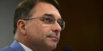 Flávio Bolsonaro Mobiliza “Puxadores de Votos” e PL da Misoginia Gera Reação na Direita, Enquanto Lula Enfrenta Impasse no STF