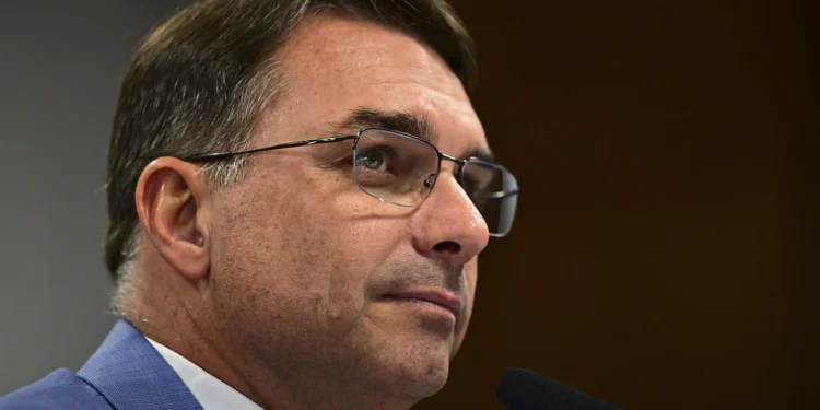 Flávio Bolsonaro Mobiliza “Puxadores de Votos” e PL da Misoginia Gera Reação na Direita, Enquanto Lula Enfrenta Impasse no STF