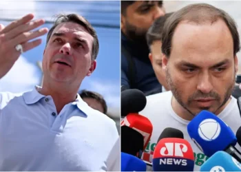 Carlos Bolsonaro confirma pré-candidatura ao Senado por SC com Flávio Bolsonaro, mas pesquisa aponta em terceiro