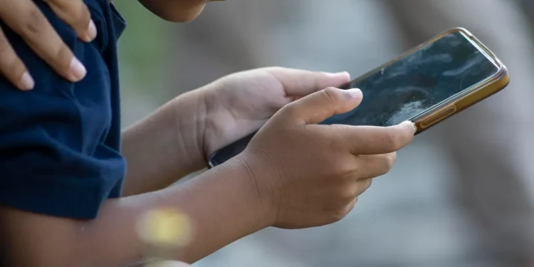 Grécia Choca o Mundo: Menores de 15 Anos Terão Acesso Proibido a Redes Sociais em 2027