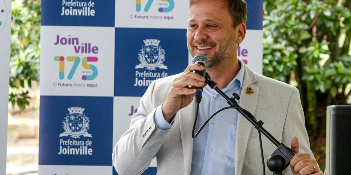 Prefeito de Joinville, Adriano Silva (Novo), é a aposta do PL para impulsionar reeleição de Jorginho Mello em SC