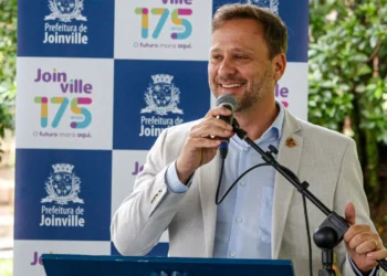 Prefeito de Joinville, Adriano Silva (Novo), é a aposta do PL para impulsionar reeleição de Jorginho Mello em SC