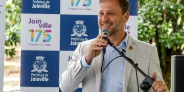 Prefeito de Joinville, Adriano Silva (Novo), é a aposta do PL para impulsionar reeleição de Jorginho Mello em SC