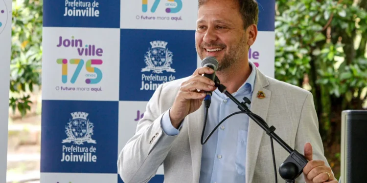 Prefeito de Joinville, Adriano Silva (Novo), é a aposta do PL para impulsionar reeleição de Jorginho Mello em SC