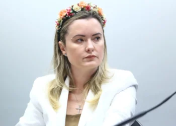 PL avalia romper alianças com Novo após Zema criticar Flávio Bolsonaro; deputada J&uacute;lia Zanatta acusa de “falso aliado”