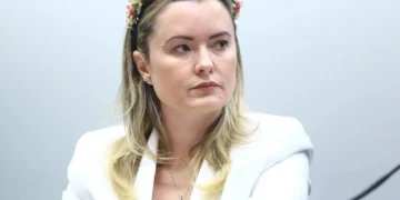 PL avalia romper alianças com Novo após Zema criticar Flávio Bolsonaro; deputada J&uacute;lia Zanatta acusa de “falso aliado”