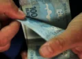 Florianópolis: Servidores Públicos Celebram Aumentos Salariais de Até 73% em Carreiras Essenciais