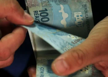 Florianópolis: Servidores Públicos Celebram Aumentos Salariais de Até 73% em Carreiras Essenciais