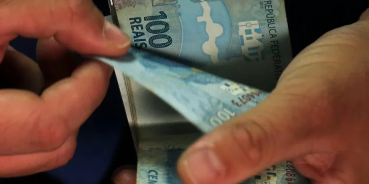 Florianópolis: Servidores Públicos Celebram Aumentos Salariais de Até 73% em Carreiras Essenciais
