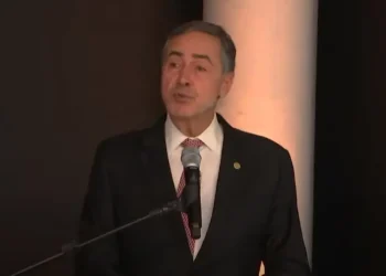 Barroso diz que decretos de Lula sobre big techs não são censura, mas críticos alertam sobre controle de conteúdo