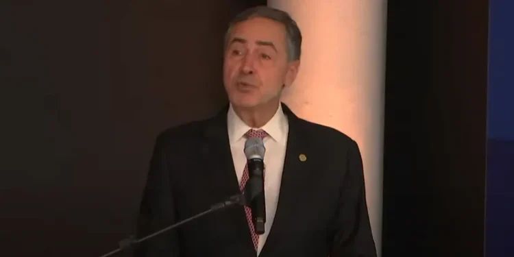 Barroso diz que decretos de Lula sobre big techs não são censura, mas críticos alertam sobre controle de conteúdo