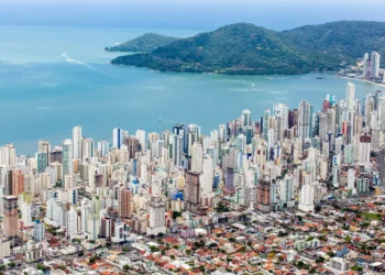 Arranha-céus nos Bairros de Balneário Camboriú: Nova Lei de Zoneamento Promete Transformar a Cidade