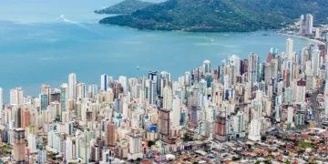 Arranha-céus nos Bairros de Balneário Camboriú: Nova Lei de Zoneamento Promete Transformar a Cidade