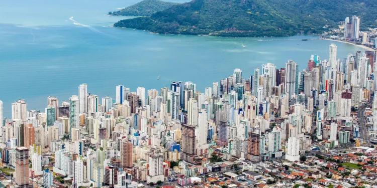 Arranha-céus nos Bairros de Balneário Camboriú: Nova Lei de Zoneamento Promete Transformar a Cidade