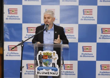 Blumenau Rompe Contratos Milionários de Segurança Escolar Após Investigação de Corrupção e Cria Nova Pasta para Proteção Direta