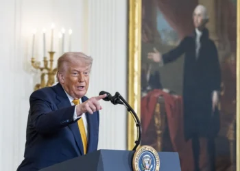 Trump Ameaça Europa com Tarifa de 100% em Produtos se Big Techs Foram Taxadas: “Aviso Imediato”