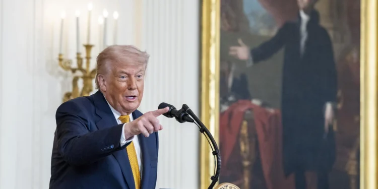 Trump Ameaça Europa com Tarifa de 100% em Produtos se Big Techs Foram Taxadas: “Aviso Imediato”