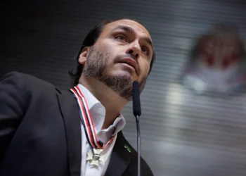 Justiça de SC nega pedido de petistas para suspender honraria concedida a Carlos Bolsonaro por Bombeiros Militares