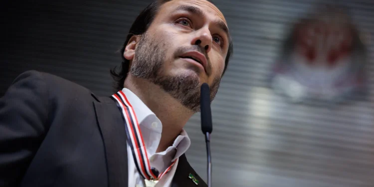 Justiça de SC nega pedido de petistas para suspender honraria concedida a Carlos Bolsonaro por Bombeiros Militares