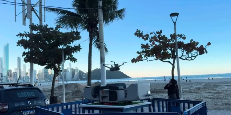 Balneário Camboriú Revoluciona Segurança: Drone Inteligente Monitora Orla em Tempo Real e Gratuitamente