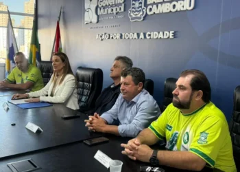 Balneário Camboriú: Alvará para ambulantes cai pela metade e regras fixas garantem segurança jurídica na praia