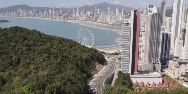 Balneário Camboriú: Como a cidade barrou arranha-céu de 42 andares para proteger a vista da Rainha