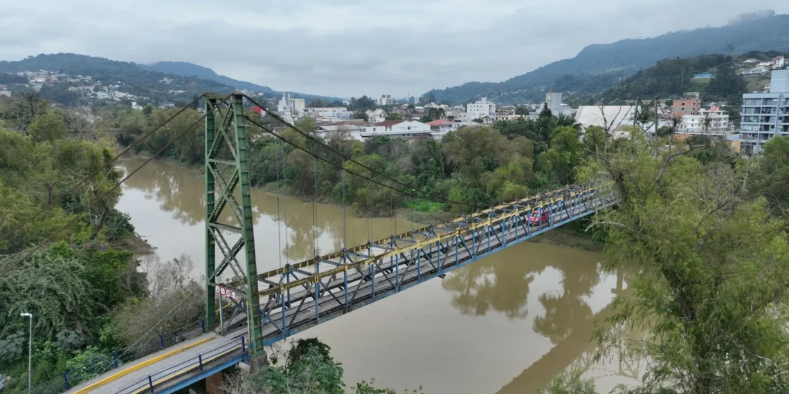 Ponte de Madeira em Rio do Sul Ganha Nova Vida com Estrutura de Aço Inspirada na Icônica Hercílio Luz