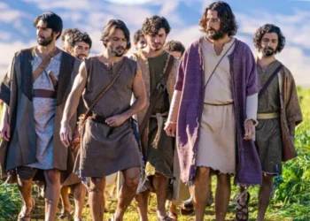 Ator de Jesus em ‘The Chosen’ Enfrenta Escorpiões e Penhascos com Bear Grylls em Nova Série Emocionante