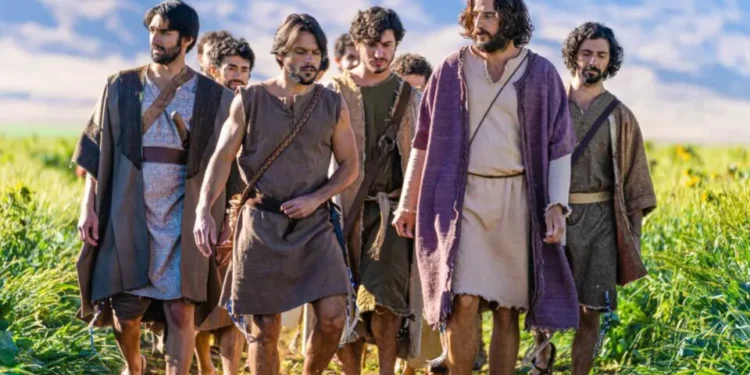 Ator de Jesus em ‘The Chosen’ Enfrenta Escorpiões e Penhascos com Bear Grylls em Nova Série Emocionante