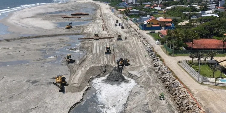 Maior Alargamento de Praia do Brasil Rumo à Conclusão em Itapoá, SC: Obras Transformam Litoral Norte Catarinense