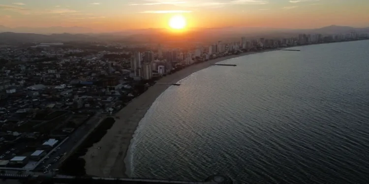 Balneário Piçarras Desbanca Vizinhas Famosas e Lidera Busca por Imóveis de Luxo em SC