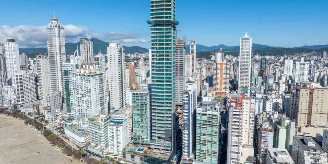 FG Empreendimentos Bate Recorde: 16 Obras Simultâneas no Litoral de SC, Incluindo o Futuro Prédio Residencial Mais Alto do Mundo