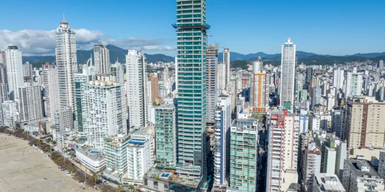 FG Empreendimentos Bate Recorde: 16 Obras Simultâneas no Litoral de SC, Incluindo o Futuro Prédio Residencial Mais Alto do Mundo