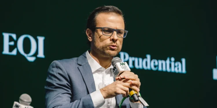 Crise Fiscal no Brasil: Endividamento das Famílias Torna Cenário Mais Perigoso que em 2014, Alerta Especialista