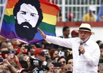 Lula adia comício em Florianópolis e agenda bate com evento de Flávio Bolsonaro em SC; entenda a disputa eleitoral
