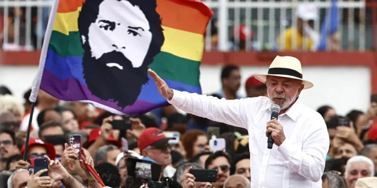 Lula adia comício em Florianópolis e agenda bate com evento de Flávio Bolsonaro em SC; entenda a disputa eleitoral