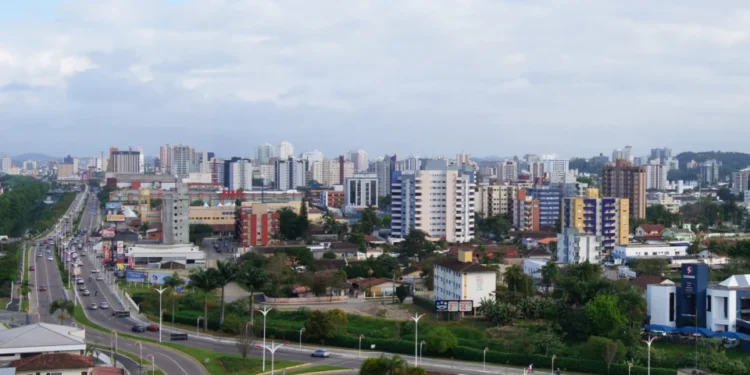 SC Lidera Crescimento Populacional no Brasil: Seis Cidades Catarinenses Entre as que Mais Ganham Moradores