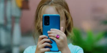 Da Leitura Profunda à Rolagem Infinita: Como Nossos Cérebros Estão Perdendo a Capacidade de Atenção na Era Digital