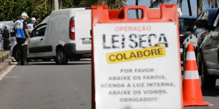 Drogômetro na Lei Seca: Como funciona o novo teste de saliva para flagrar motoristas sob efeito de drogas no Brasil?