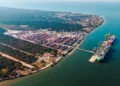 Porto Itapoá investe R$ 333 milhões em dragagem para atrair navios gigantes e desafiar Santos e Paranaguá